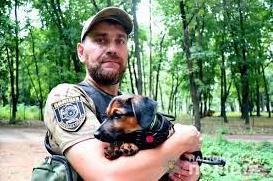 Стаття Пресофіцер поліції Донеччини врятував з-під обстрілу цуценя Ранкове місто. Донбас