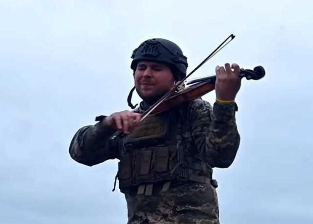 Стаття «Воїни світла проти канібалів»: захисник України, який у військовій формі грає на скрипцi Ранкове місто. Донбас