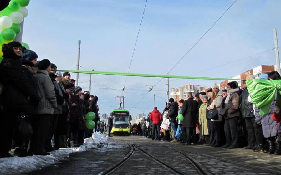 Стаття Коммунальный транспорт объявил войну маршрутчикам Утренний город. Донецьк