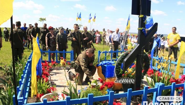 Стаття Под Славянском почтили память защитников Украины, погибших в сбитом вертолете Ранкове місто. Донбас