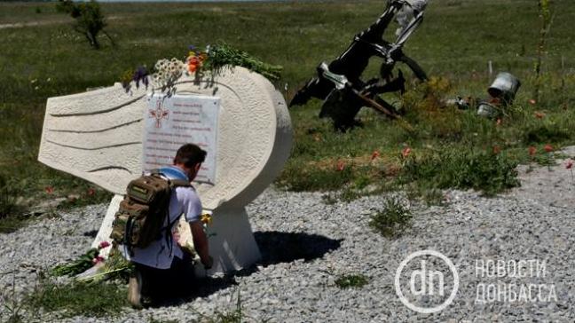 Статья «Скорбящий ангел»: на Донбассе почтили память павших летчиков Ан-30Б. ФОТО Утренний город. Донецк