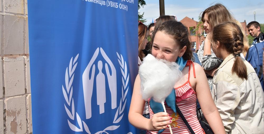 Стаття В прифронтовом районе для детей приготовили «марафон сладкой ваты» (фото) Утренний город. Донецьк