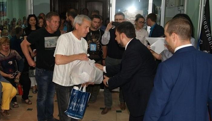 Стаття ОРДЛО «освободили» от зарплат, а выдачу продуктовых наборов подают как «достижение» Ранкове місто. Донбас