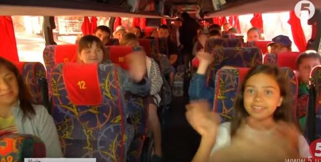 Стаття Дети из прифронтовых районов Донбасса отправились на отдых в Грецию Утренний город. Донецьк