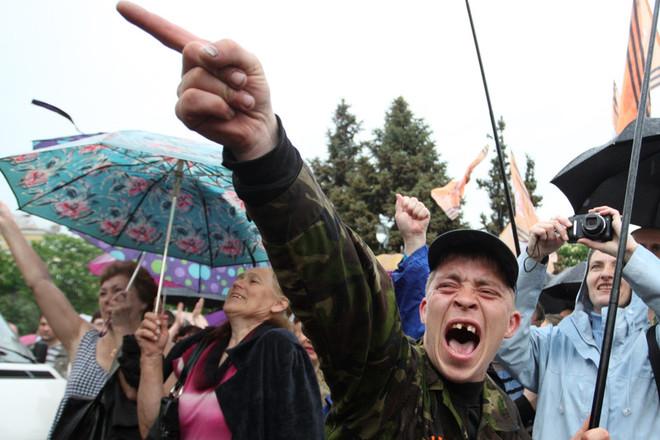Стаття «Поработали» над вопросом: в центре оккупированного Луганска установят четыре нечто (ФОТО) Утренний город. Донецьк