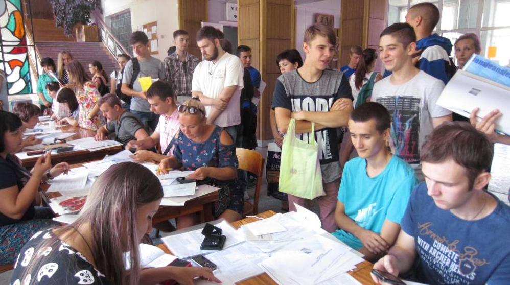 Стаття За неделю более сотни абитуриентов «ЛНР» подали документы для поступления в украинские вузы Утренний город. Донецьк