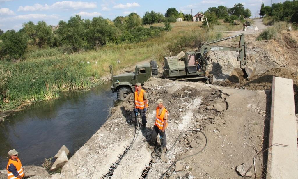 Стаття Министр проинспектировал восстановление «дороги жизни» через Лугань Ранкове місто. Донбас