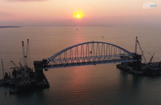 Стаття Установка арки на Крымском мосту – всё только начинается! Ранкове місто. Донбас