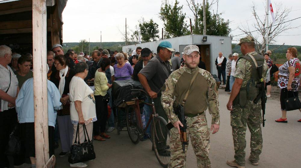 Стаття Полиция показала ситуацию на КПВВ и в центре Станицы Луганской (ФОТО) Ранкове місто. Донбас