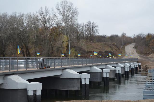 Стаття Мост на Луганщине, разрушенный наемниками РФ в 2014 году, открыт после капремонта. ФОТОрепортаж Ранкове місто. Донбас