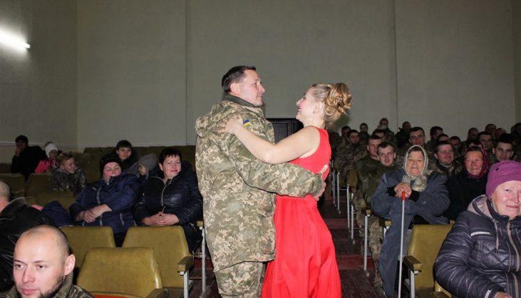 Стаття Артисты Одесской музкомедии дали концерт в зоне АТО (фото) Ранкове місто. Донбас