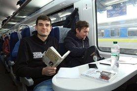 Стаття Отныне в поездах «Укрзализныци» можно будет купить книги Ранкове місто. Донбас