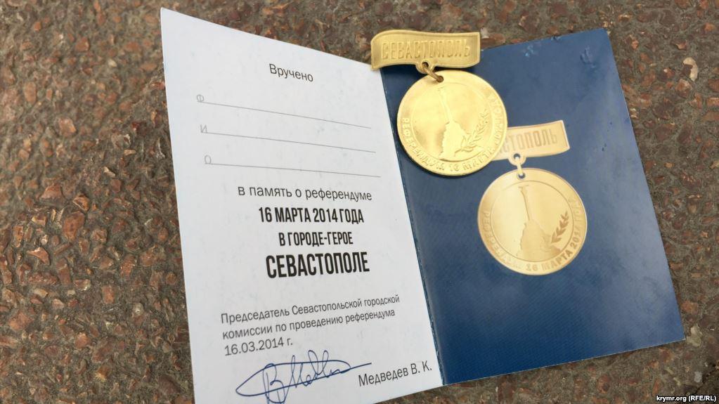 Стаття Медаль в рассрочку: как в Севастополе голосовали за Путина Ранкове місто. Донбас