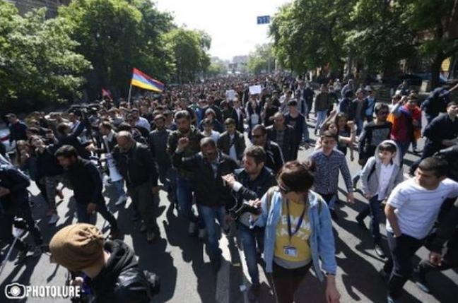 Стаття Майдан в Армении: митингующие заблокировали резиденцию премьера страны. ФОТО Ранкове місто. Донбас