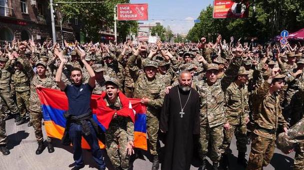 Стаття Армянский Путин пал, но главное впереди: соцсети бурлят из-за победы «майдана» в Ереване Ранкове місто. Донбас