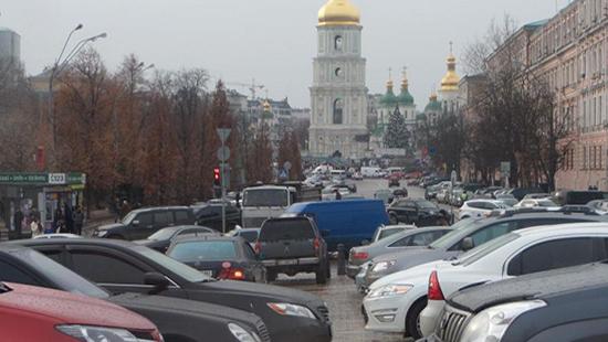 Стаття В Украине запретили наземные парковки в центральных частях городов Ранкове місто. Донбас