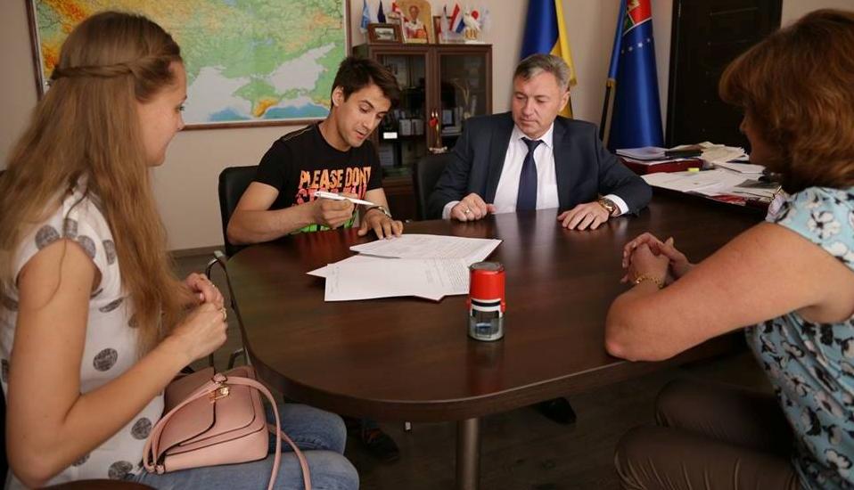 Статья На Луганщине подписан первый в этом году договор в рамках программы молодежного кредитования Утренний город. Донецк