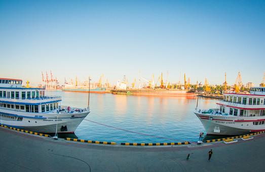 Стаття Редкий случай: два пассажирских лайнера стоят у причалов Одесского морвокзала (ФОТО) Ранкове місто. Донбас