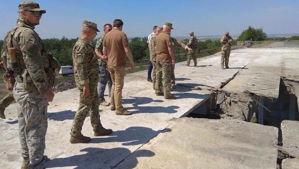 Стаття На Луганщине военные уже взялись за восстановление следующего моста Ранкове місто. Донбас