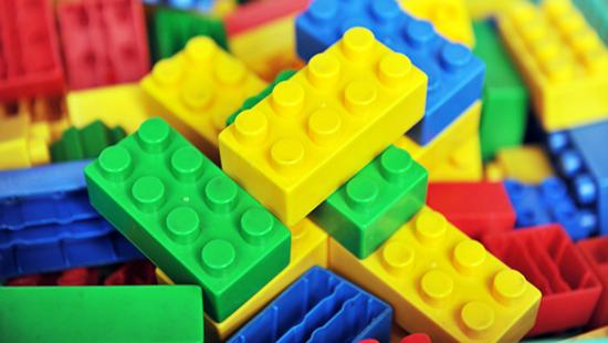 Стаття В Киеве прибыли первые фуры с конструкторами LEGO для первоклассников Ранкове місто. Донбас