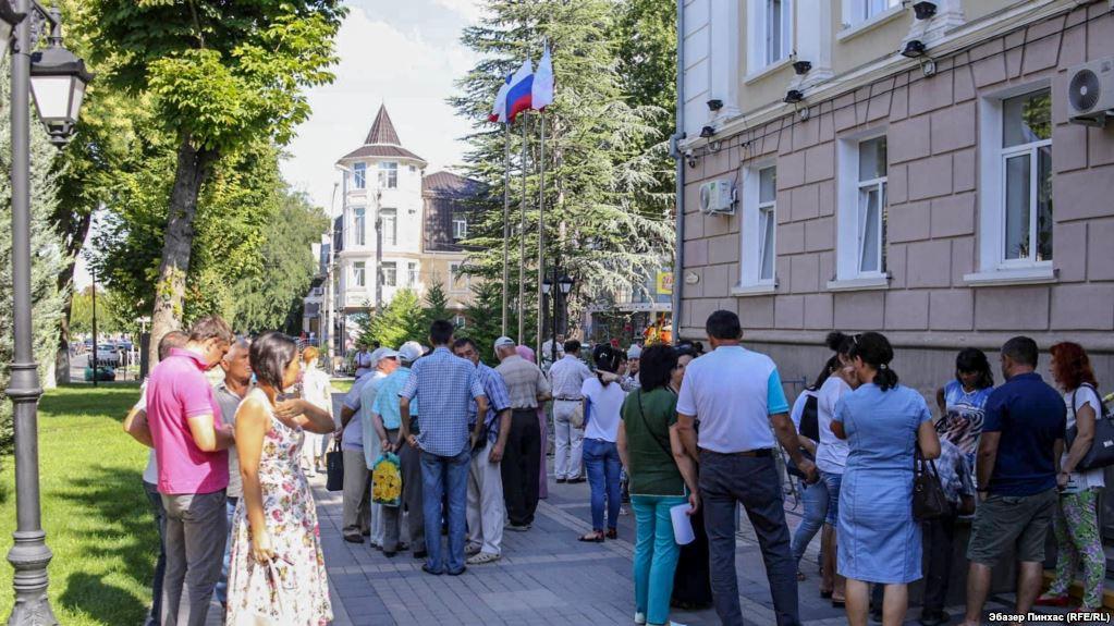 Стаття Жители «поляны протеста» требуют встречи с властью Симферополя (+фото) Ранкове місто. Донбас