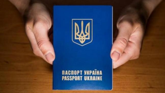 Стаття Крымчане массово получают украинские паспорта Ранкове місто. Донбас