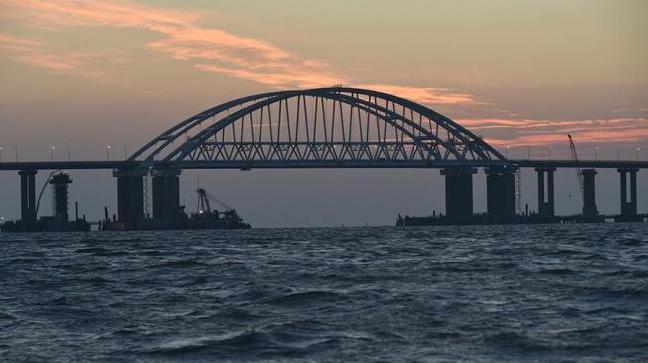 Стаття Оккупанты заявили, что до конца года пустят в Крым поезда по Керченскому мосту Ранкове місто. Донбас