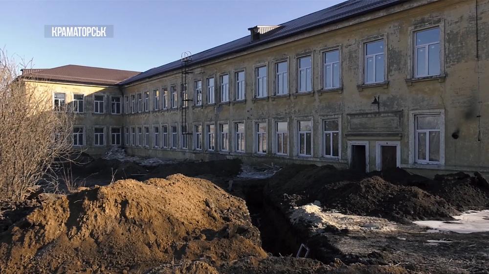 Стаття Европейцы помогают превратить бывшую школу в дом для переселенцев Ранкове місто. Донбас
