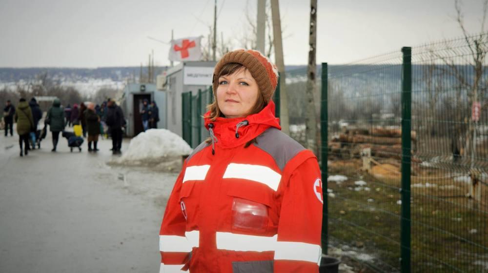 Статья Какую помощь могут получить луганчане в пункте Красного Креста вблизи КПВВ? Утренний город. Донецк