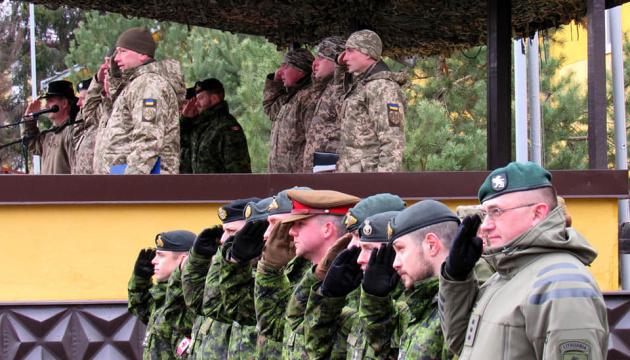 Стаття Инструкторы семи стран НАТО будут тренировать украинских военных Ранкове місто. Донбас