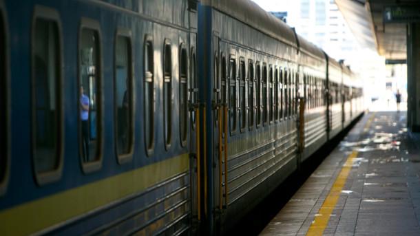 Стаття Таможенники будут проверять пассажиров поезда Киев – Варшава прямо на вокзале Ранкове місто. Донбас