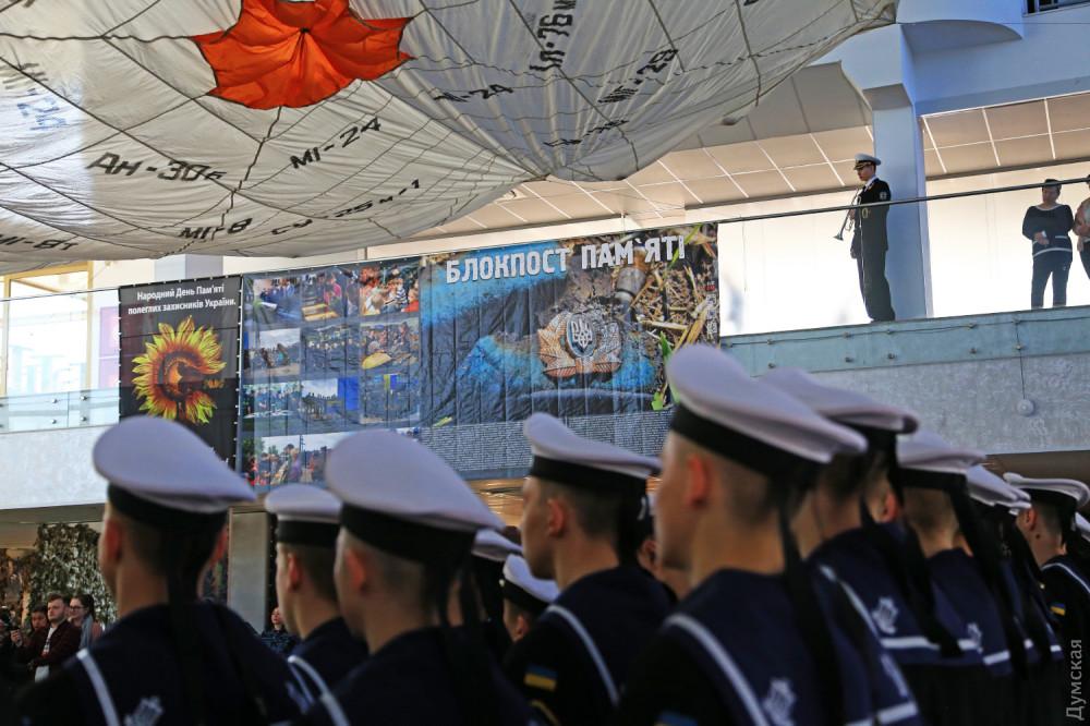 Стаття «Блокпост памяти»: на морвокзале открылась выставка памяти воинов, павших на востоке Украины Ранкове місто. Донбас