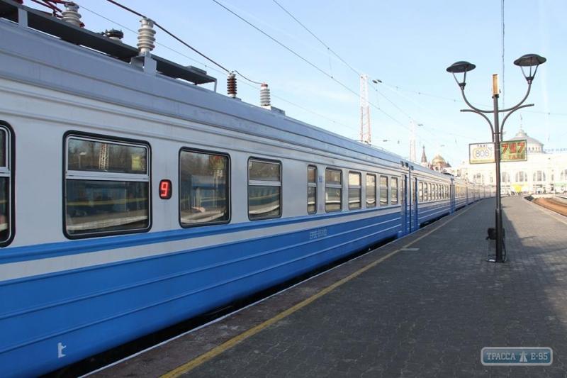 Стаття Одесская железная дорога запускает три дополнительных пригородных поезда Ранкове місто. Донбас
