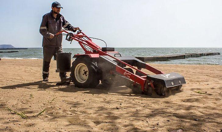 Стаття У Маріуполі пляжі від сміття прибирає італійська техніка Ранкове місто. Донбас