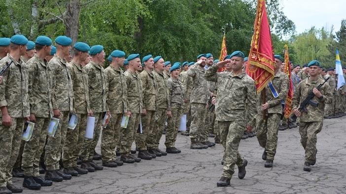 Стаття В Мариуполе 80 новобранцев торжественно получили береты морских пехотинцев Ранкове місто. Донбас