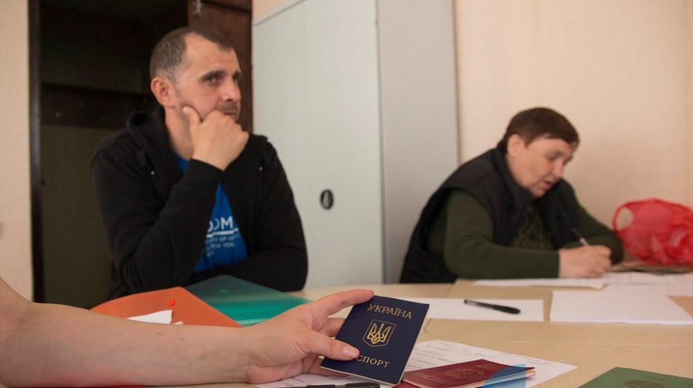 Стаття Почему жители Луганска не видят преимуществ в российских паспортах? Ранкове місто. Донбас