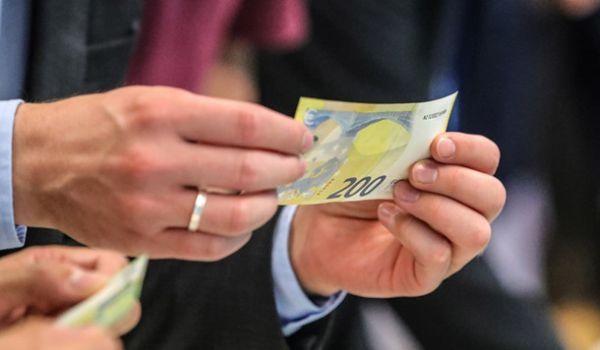 Стаття В странах ЕС вводят в обращение новые купюры номиналом 100 и 200 евро. ФОТО Ранкове місто. Донбас