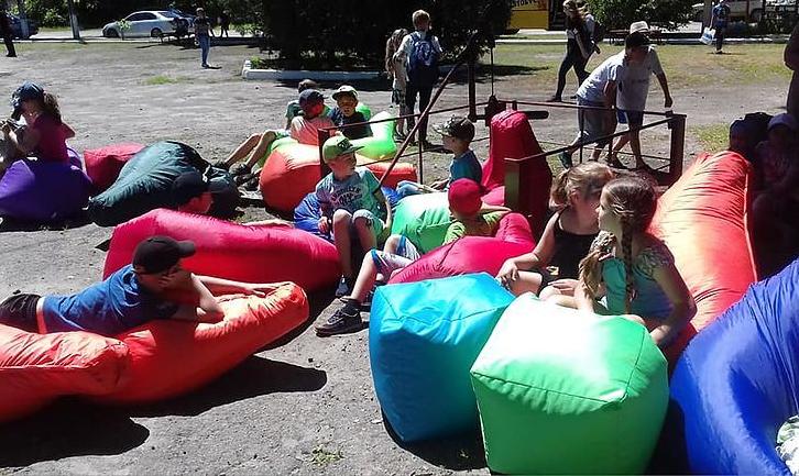 Стаття Літній кінотеатр і WI-FI-зона: у прифронтовому селі активісти створили молодіжний простір. ФОТО Ранкове місто. Донбас