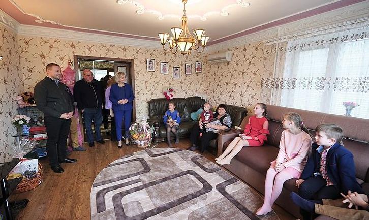 Стаття На Донеччині для родини переселенців придбали будинок за 2 млн грн. Фото Ранкове місто. Донбас