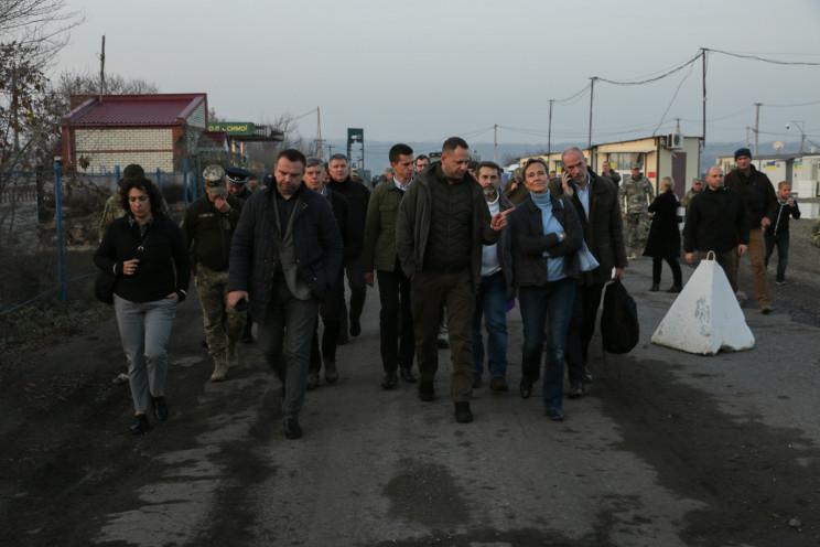 Стаття Послы США и стран ЕС приехали в Золотое посмотреть на разведение сил Ранкове місто. Донбас