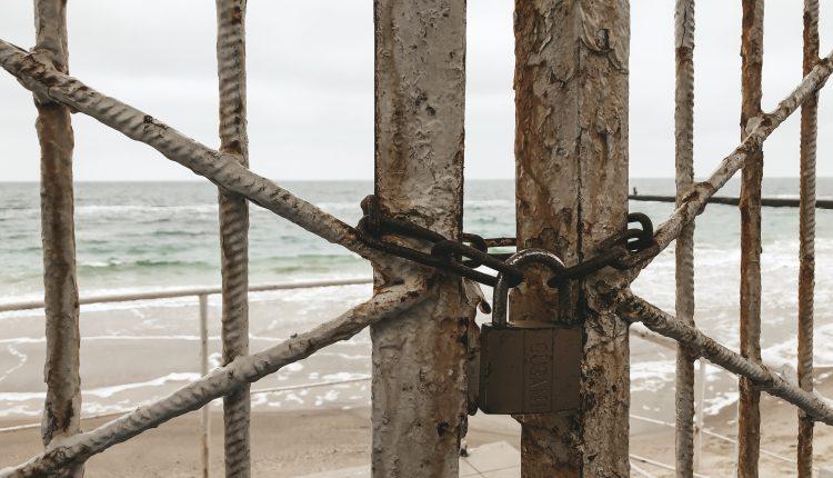 Стаття Владимир Зеленский подписал закон, который запрещает ставить заборы и ограждения перед пляжами Ранкове місто. Донбас