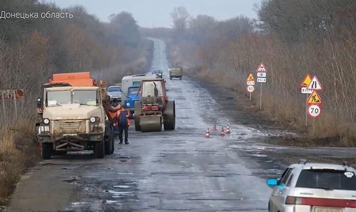 Стаття На Донеччині ремонтують постраждалу внаслідок війни дорогу у районі Світлодарська Ранкове місто. Донбас