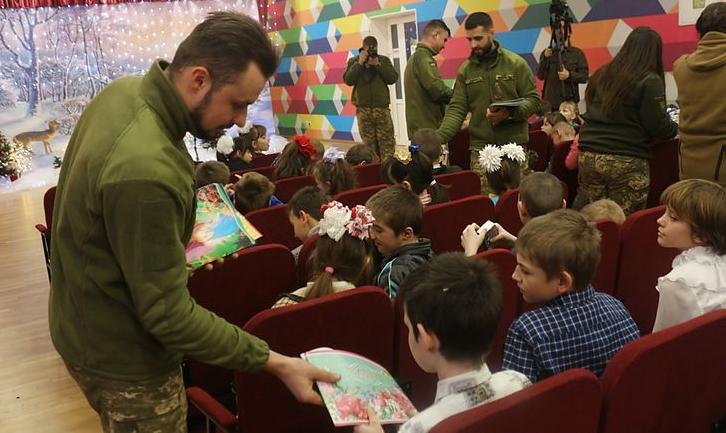 Стаття На Донбасі військові влаштували свято Миколая для дітей прифронтової школи-інтернату Ранкове місто. Донбас