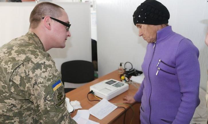 Стаття У прифронтовій зоні Донбасу військові лікарі надають допомогу місцевим мешканцям Ранкове місто. Донбас