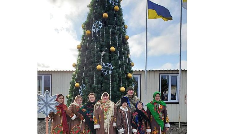 Стаття У Станиці Луганській на пункті пропуску відкрили новорічну ялинку Ранкове місто. Донбас