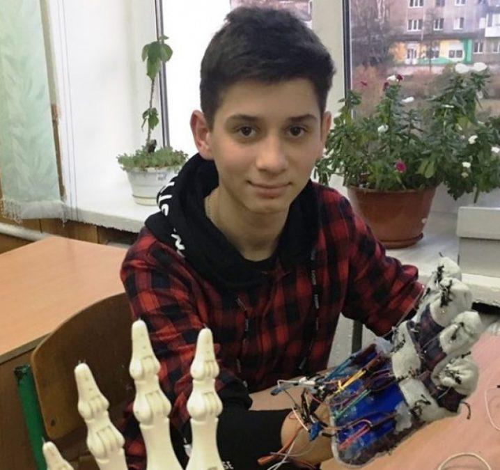 Стаття Український школяр розробив електронну руку для розміновування територій Ранкове місто. Донбас