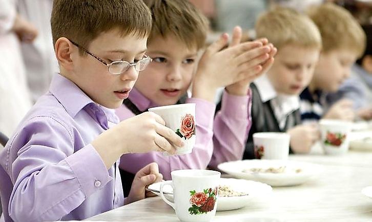 Стаття Президент підписав закон про безкоштовне харчування для дітей переселенців Ранкове місто. Донбас