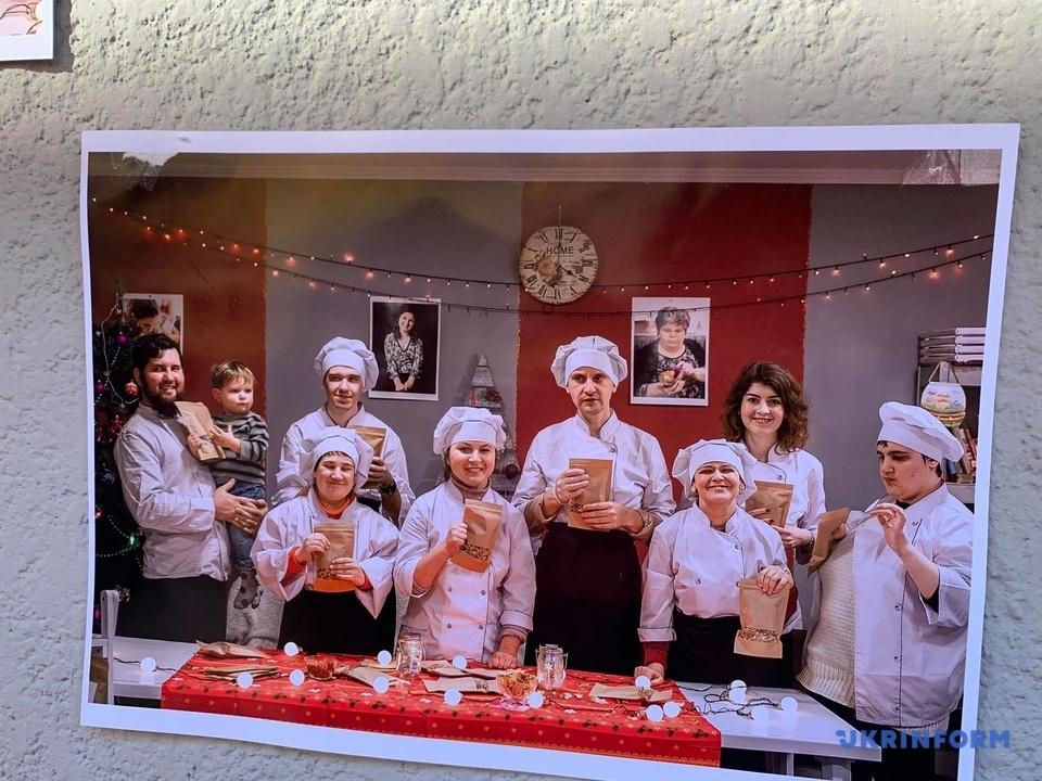 Стаття Першу в Україні інклюзивну кухню відкрили в Чернівцях Ранкове місто. Донбас