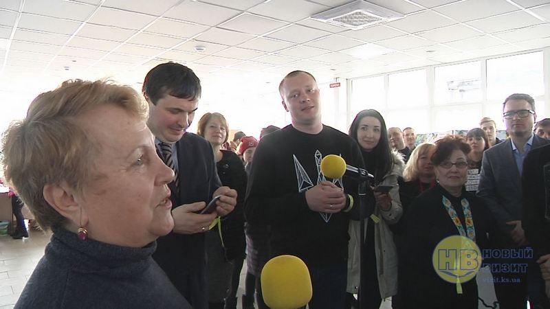 Стаття На Чонгарі кримчани можуть отримати закордонний паспорт за чверть години Ранкове місто. Донбас