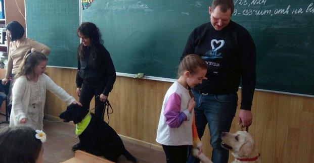 Стаття У Харкові школярів вчать безпечному спілкуванню з собаками Ранкове місто. Донбас